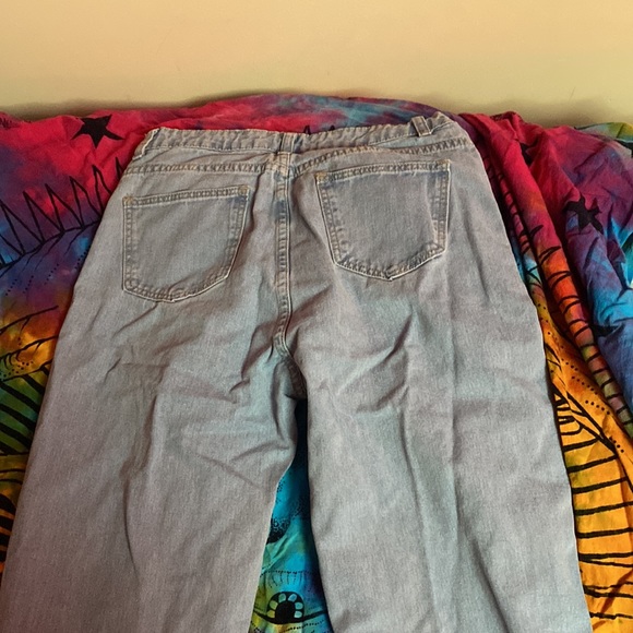 Super cute high waisted mom jeans! Size is a L - Picture 2 of 3